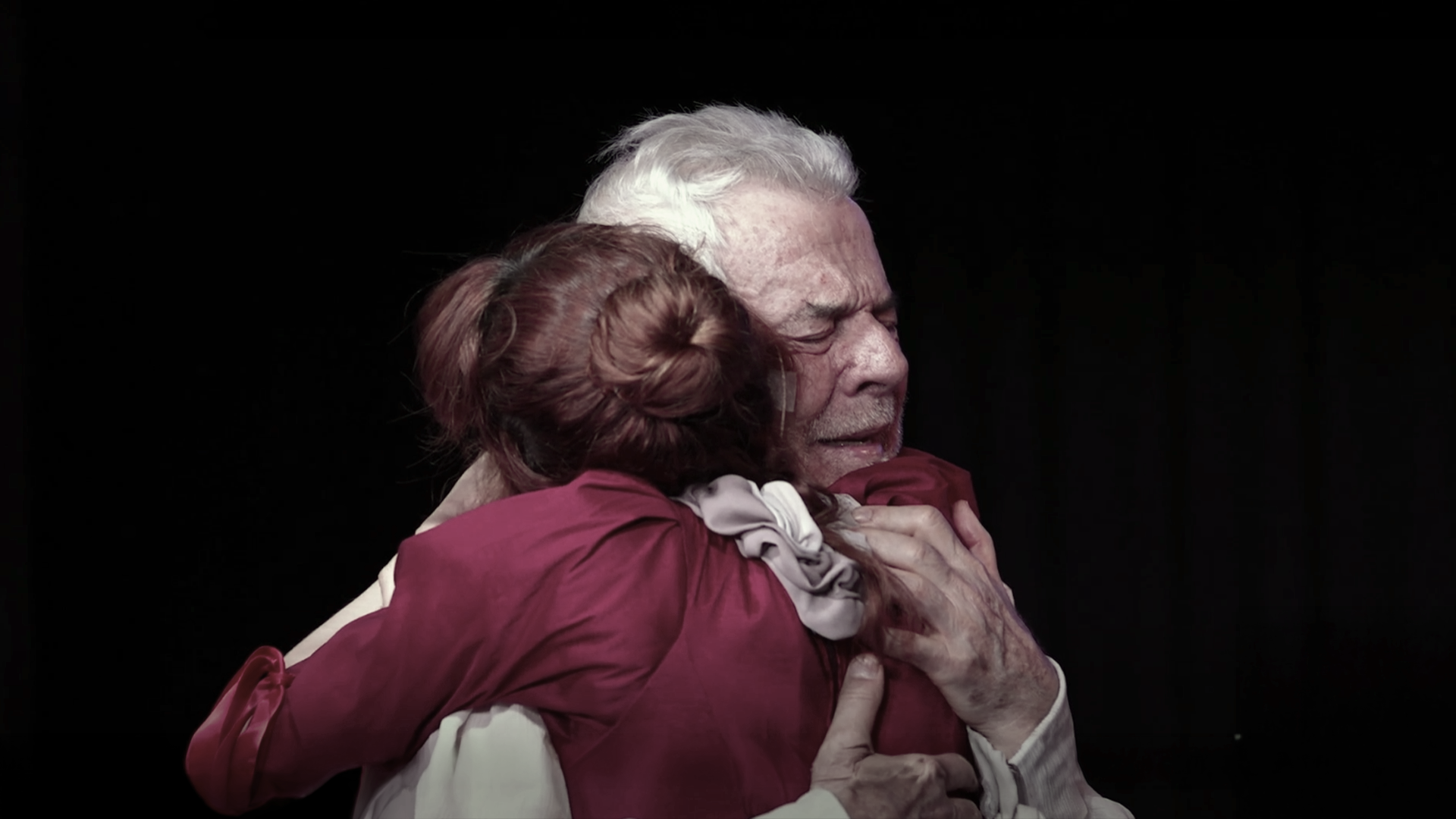 Abrazo entre los personajes